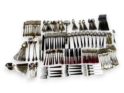 une grande collection d'argenterie sur une surface blanche
