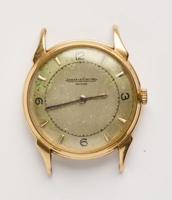 une image d'un gros plan d'une montre-bracelet sur une surface blanche