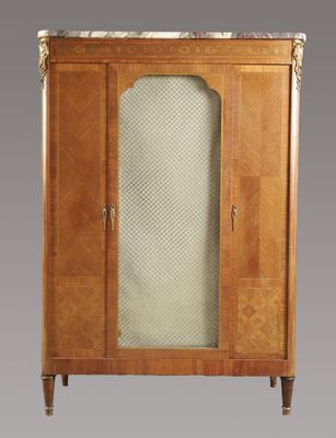 une armoire avec un plan de travail en marbre et une porte vitrée
