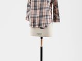 un mannequin vêtu d'une chemise à carreaux, posé sur un pied