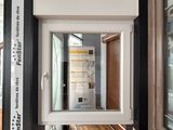 une photo d'un couloir avec un miroir accroché au mur