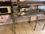 une table sur laquelle se trouvent un grille-pain et un micro-ondes