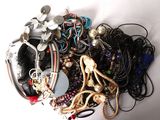 une pile de bijoux assortis sur une surface blanche