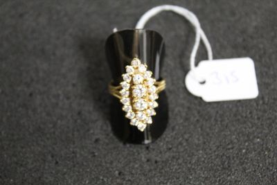 une bague posée sur une table avec une étiquette de prix