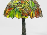 gros plan d'une lampe sur une table à fond blanc
