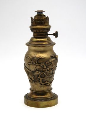 lampe à huile en laiton ancien sur fond blanc, avec un fond blanc