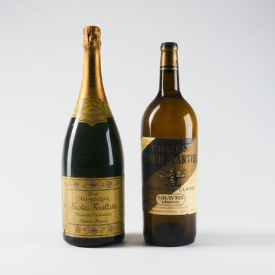 deux bouteilles de champagne posées l'une à côté de l'autre sur une surface blanche