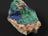 un gros plan sur un morceau de roche comportant des cristaux verts et bleus