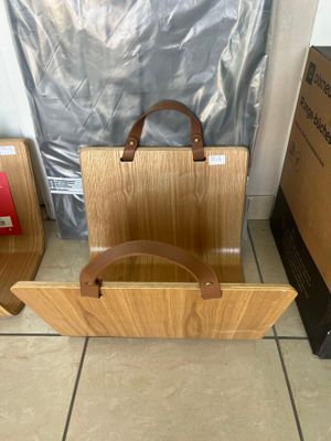 deux chaises en bois placées l'une à côté de l'autre