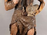 une image représentant la statue d'un homme tenant un oiseau dans la main