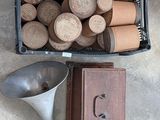 un panier rempli de bouchons de vin et une corne