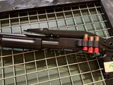 un pistolet posé sur une grille métallique
