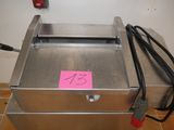une machine sur laquelle est collé un autocollant rose sur le côté