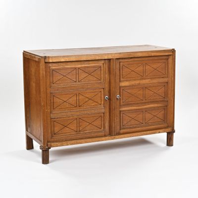 une photo d'une armoire en bois avec des tiroirs et des portes