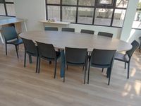 1 table de réunion ovale, 10 chaises, 1 table, 2 bureaux ave…