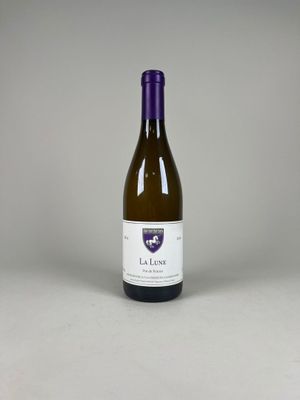 la bouteille de vin blanc est posée sur la table