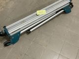 une photo d'une table en métal sur laquelle est collé un autocollant jaune