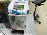 une boîte posée sur un micro-ondes, lui-même posé sur une table