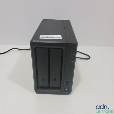 une image représentant un petit ordinateur noir posé sur une surface blanche