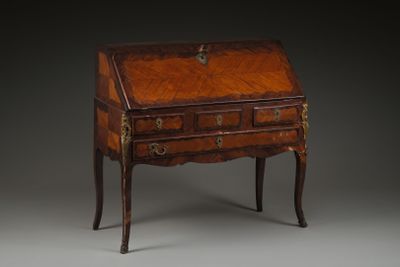 un bureau ancien avec un plateau en bois et deux tiroirs