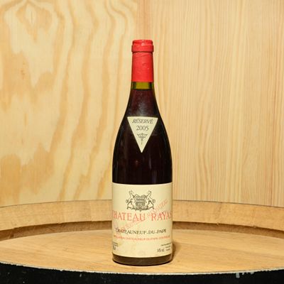 une bouteille de vin posée sur un tonneau