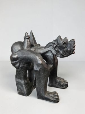 une image représentant une sculpture d'une personne assise sur une chaise