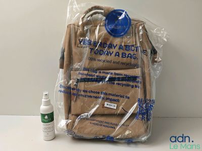 un paquet de papier toilette et une bouteille d'eau posés sur une table