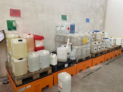 de nombreux fûts d'eau posés sur des palettes dans un entrepôt
