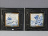 paire de peintures sur carreaux de Delft bleus et blancs représentant une scène fluviale