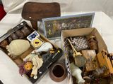 deux boîtes de jouets posées sur une table avec une image