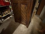 une petite armoire en bois dans un coin d'une pièce
