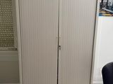 un meuble blanc sur lequel est posé un téléviseur