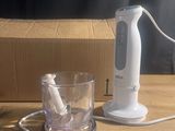 un mixeur posé sur une table à côté d'un verre d'eau