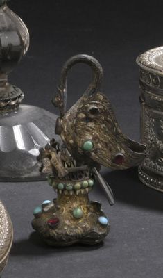 un grand nombre d'objets en argent posés sur une table
