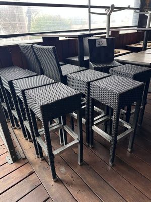 beaucoup de chaises posées sur la terrasse