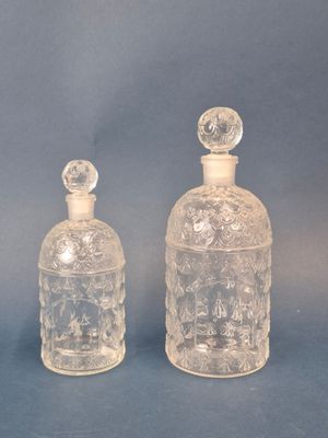 trois bouteilles en verre transparent posées les unes à côté des autres sur une surface bleue