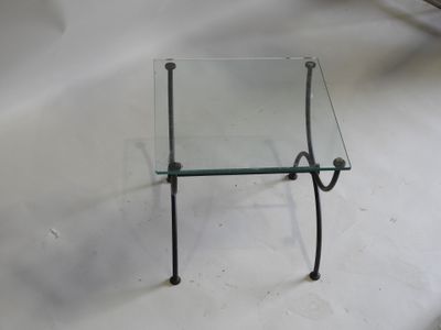 une table en verre avec un cadre en métal et un plateau en verre