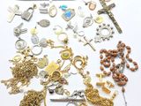 beaucoup de bijoux en or et en argent sur une surface blanche