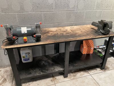 un établi sur lequel est posée une machine