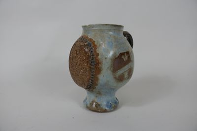 un petit vase orné d'un motif marron et bleu