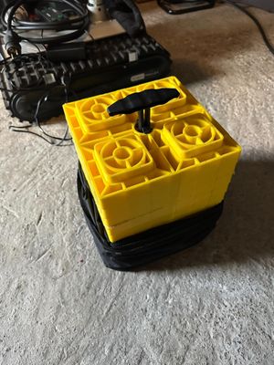 une boîte de Lego jaune posée par terre à côté d'un clavier d'ordinateur