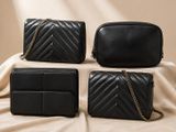 trois sacs noirs posés sur une nappe blanche