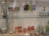 une vitrine contenant de nombreux objets en verre de toutes sortes