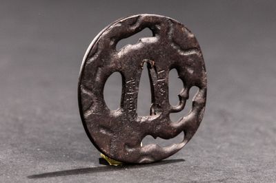 un gros plan d'un petit objet métallique posé sur une table