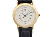 une montre-bracelet pour femme avec un cadran blanc et un bracelet en cuir noir