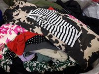 Palette de 200 pièces de vêtements d'occasion : (divers état… (photo 2)