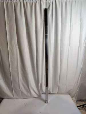 une image représentant une table blanche sur laquelle se trouve un poteau métallique