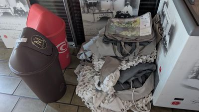 Ensemble de voiles d'ombrages, 2 poubelles plastique et deux lauriers  - Photo 1