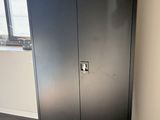 une armoire en métal noir dans une pièce dotée d'une fenêtre