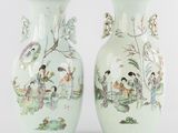 paire de vases chinois ornés d'oiseaux et de fleurs sur fond blanc